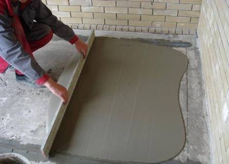 бетонный пол - не самый лучший на даче, но именно он является самой качественной поверхностью для укладки декоративного материала