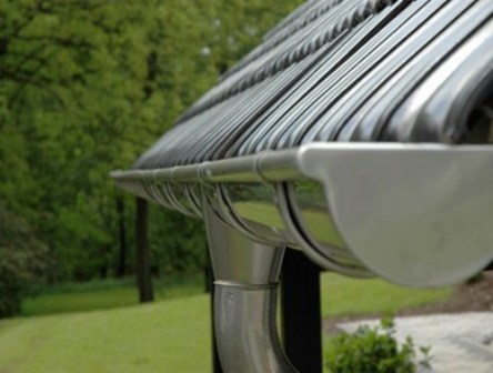 чем хороши металлические системы водоотведения с крыши дачного дома?