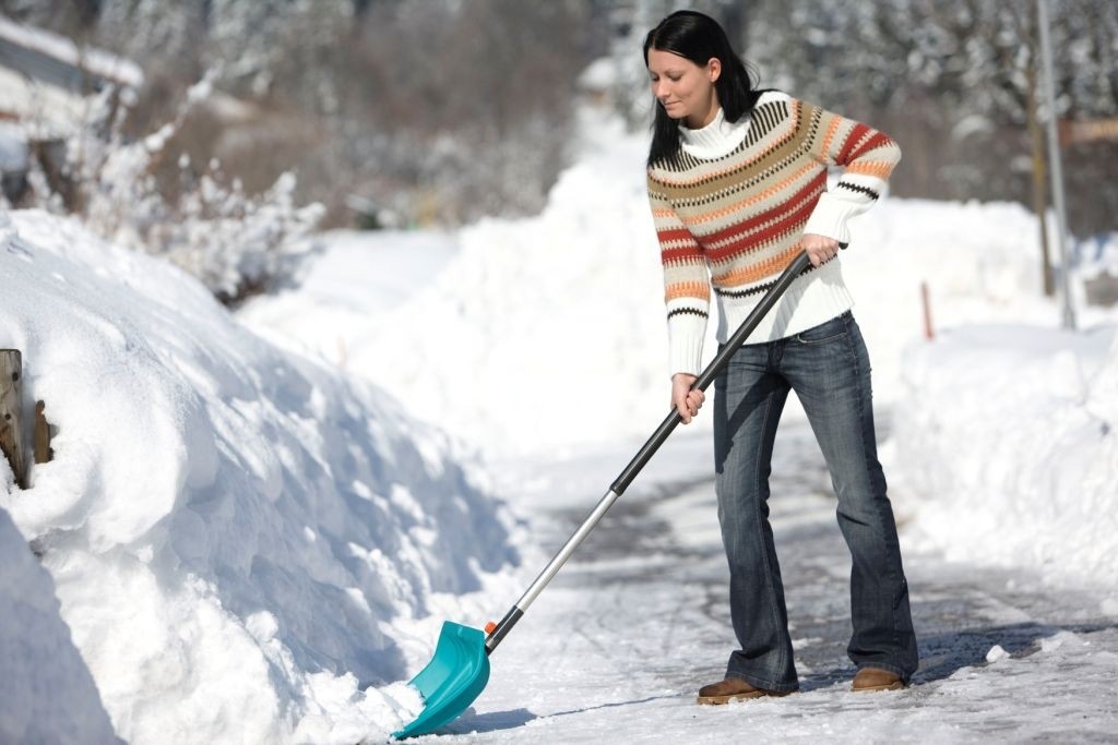 чистим дорожки и въезд во двор на даче от снега, используем для этого простейшие приспособления