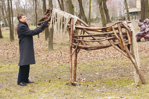 деревянная лошадка на даче - интересная работа над простейшей декоративной фигурой