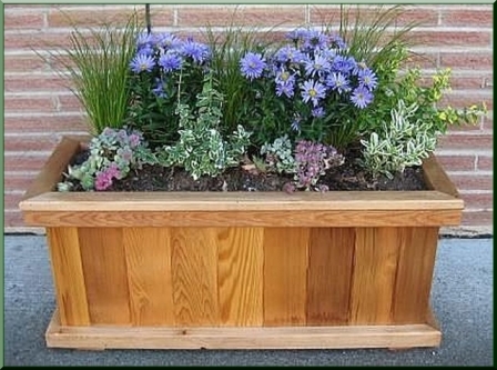 деревянные ящики и контейнеры для цветов в саду