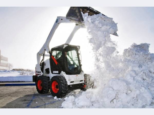 для капитальной уборки снега на даче можно использовать мини-трактор или погрузчик