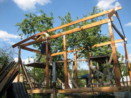 для постройки можно использовать простые материалы - дерево и металл
