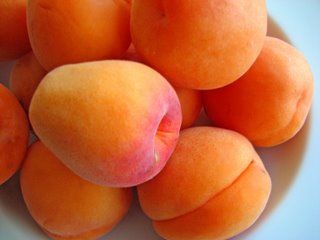 искра - сорт абрикоса, который показывает высокую урожайность среднерослых и очень вкусных плодов