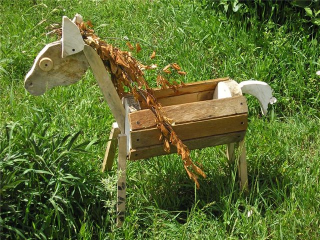 краткий курс по изготовлению небольшой деревянной лошадки для размещения в саду