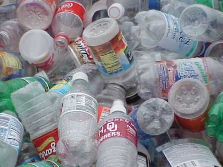 не нужно выбрасывать старые пластиковые бутылки, они могут стать полезными на даче