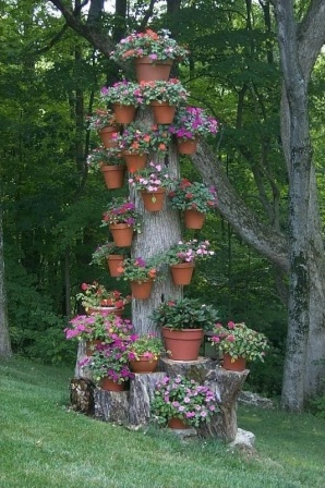 оригинальная вертикальная грядка для цветов, созданная на основе ствола старого дерева