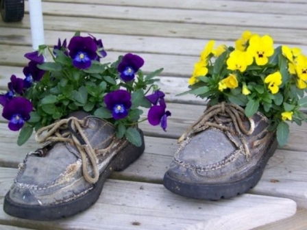 оригинальные горшки для цветов из ботинок и сапог