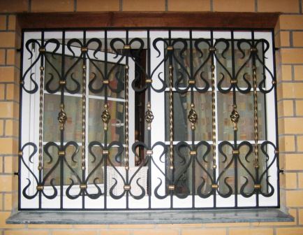 отличной защитой окон дачного дома считаются металлические или кованые решетки