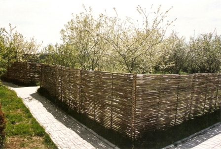 плетеный забор на даче