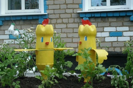 симпатичные и веселые фигурки в саду из бутылок, которые не пригодились на даче