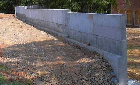 соответствуют многим требованиям и подпорные стенки из бетона, которые можно легко сделать самостоятельно