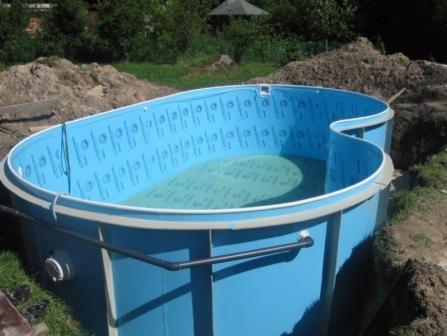 стеклопластиковый бассейн надежный и долговечный. выдерживает замерзание воды