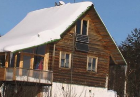 Чистка крыш дачных построек от снега и наледи