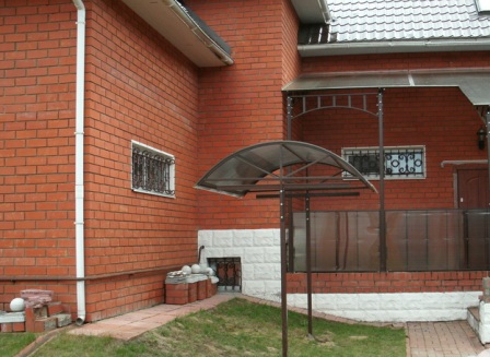 уличная сушилка для одежды: металлическая конструкция с крышей из поликарбоната