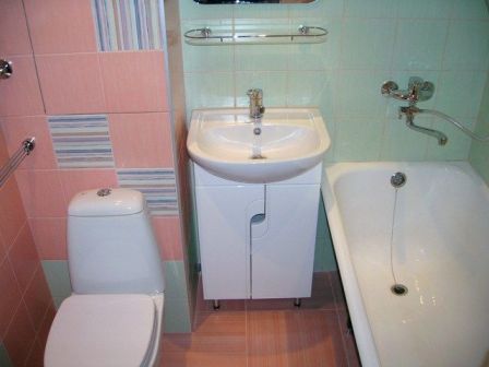 выбирая дизайн ванной комнаты в дачном доме, не забудьте сделать его соответствующим размеру помещения